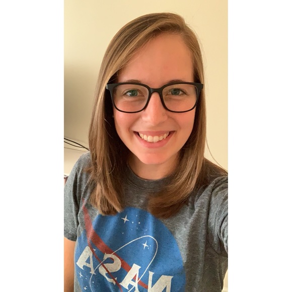 Meet your Posher, Lauren - Picture 2 of 2